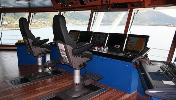 Радиоэлектронное оборудование на ходовом мостике судна Island Wellserver