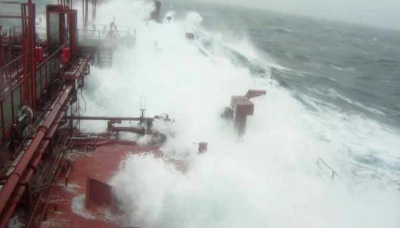Заливание палубы судна во время шторма