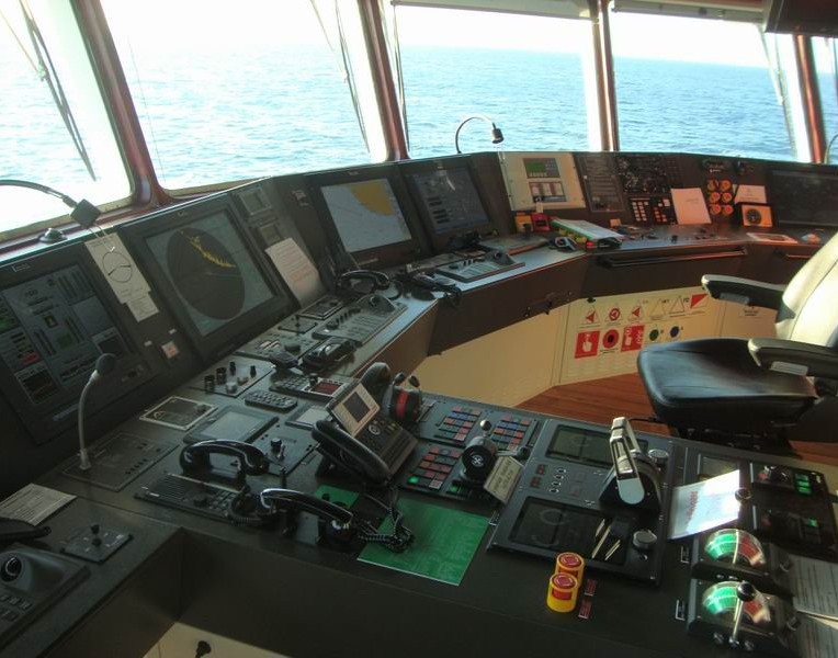 Основная навигационная панель сейсмического судна Вячеслав Тихонов